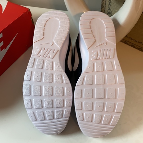 Nike - Picture 4 of 5